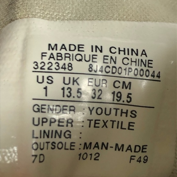 Girls Silver Converse Shoes. Size 1. - Picture 5 of 5